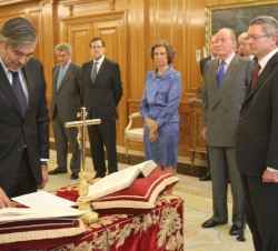 Sus Majestades los Reyes durante la jura del cargo de Enrique López López